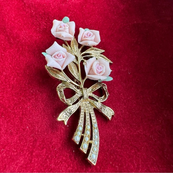 1928 Vintage Bouquet Brooch Pin
Porcelain Roses - Picture 2 of 8